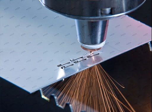 sử dụng tia laser cắt kim loại